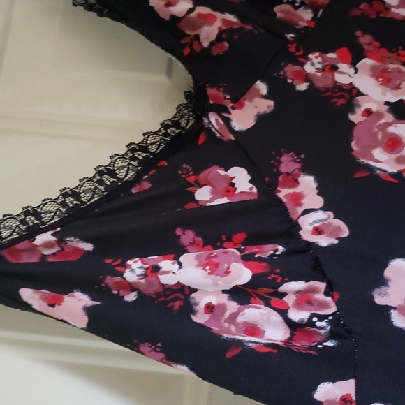 SALE‼️ Lingerie with Lace Trim - Picture 4 of 5